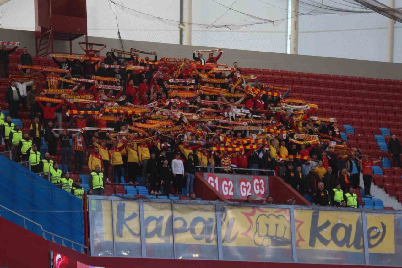 Kayserispor taraftarlarını taşıyan otobüslerde bıçak, çakı ve falçata yakalandı