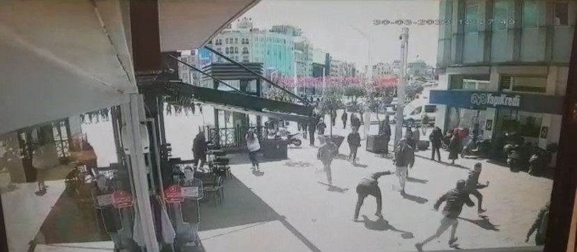 Taksim Meydanı’nda turist kadına kapkaç kamerada: Çay bardağı fırlatıp çelme taktılar
