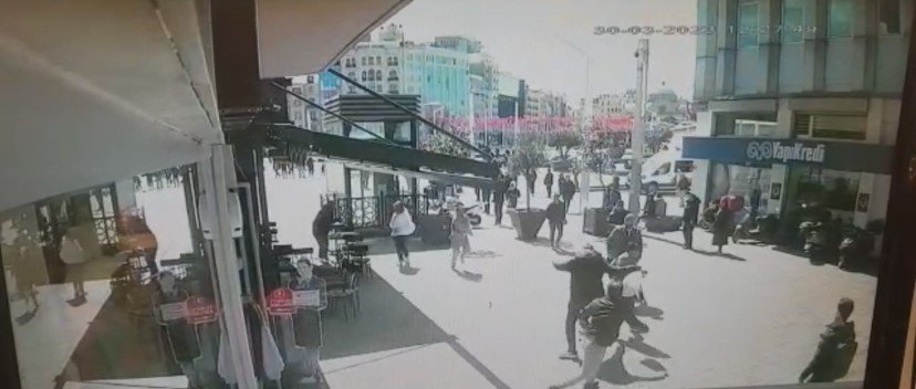 Taksim Meydanı’nda turist kadına kapkaç kamerada: Çay bardağı fırlatıp çelme taktılar