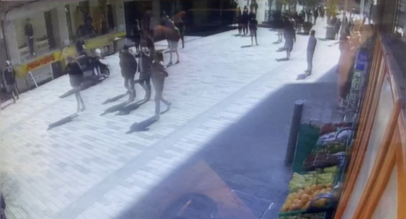 Taksim Meydanı’nda turist kadına kapkaç kamerada: Çay bardağı fırlatıp çelme taktılar