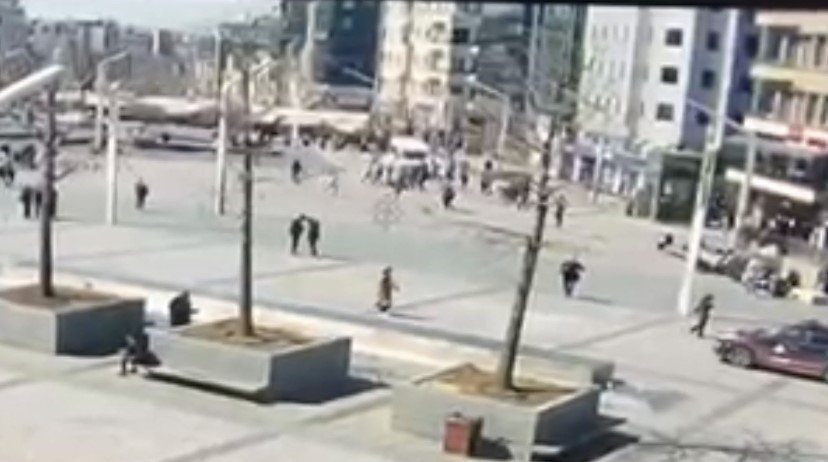 Taksim Meydanı’nda turist kadına kapkaç kamerada: Çay bardağı fırlatıp çelme taktılar