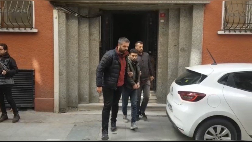 Taksim Meydanı’nda turist kadına kapkaç kamerada: Çay bardağı fırlatıp çelme taktılar