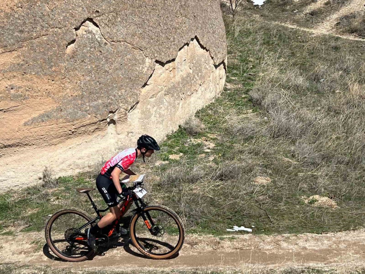 Kapadokya’nın zorlu şartlarında pedal çevirdiler