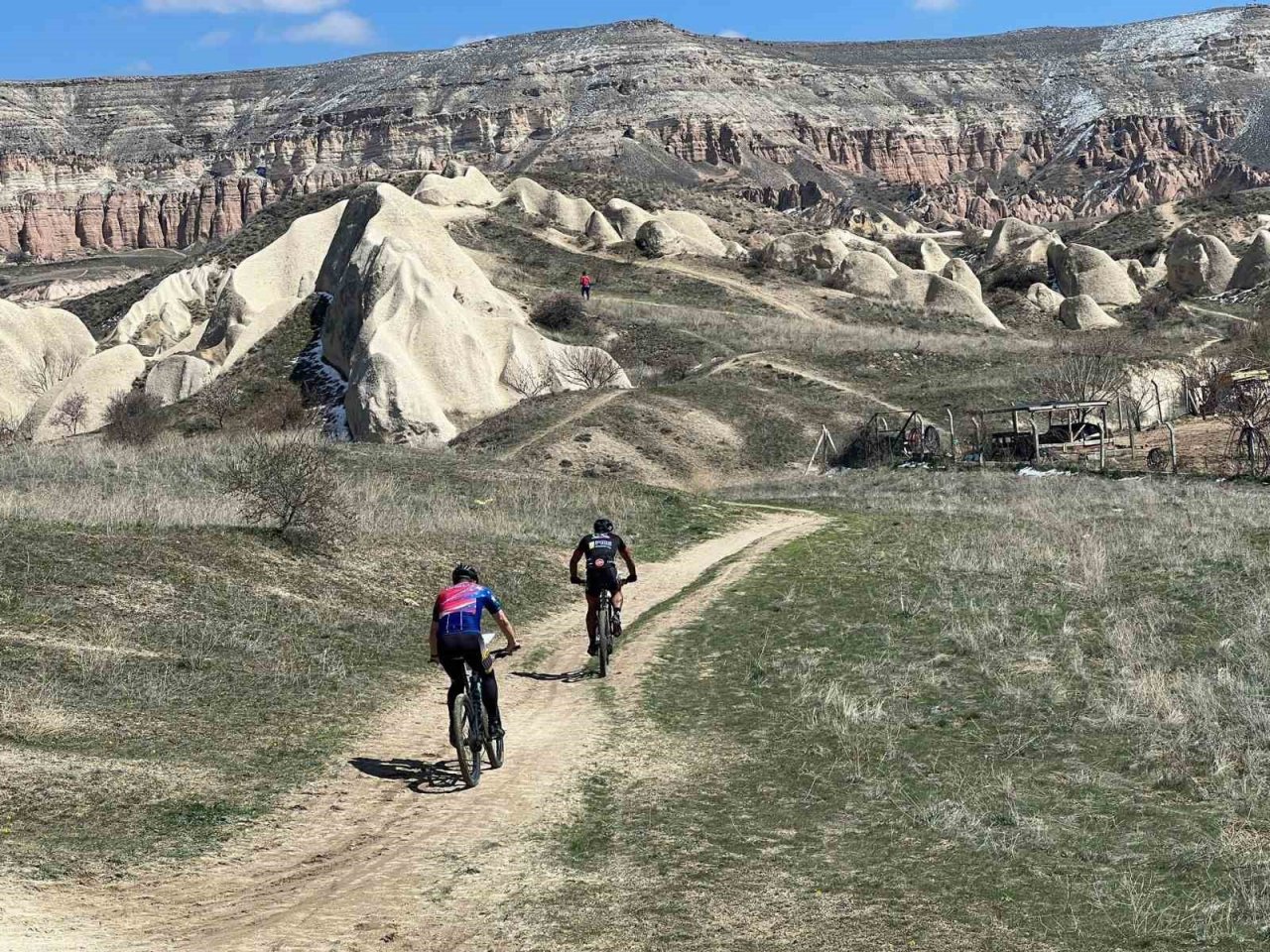 Kapadokya’nın zorlu şartlarında pedal çevirdiler