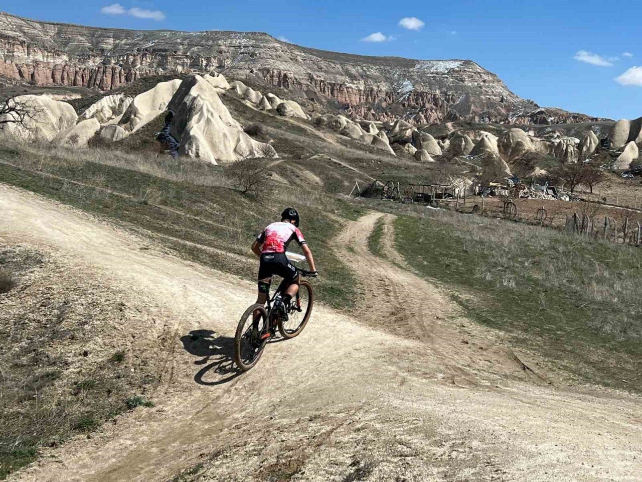 Kapadokya’nın zorlu şartlarında pedal çevirdiler