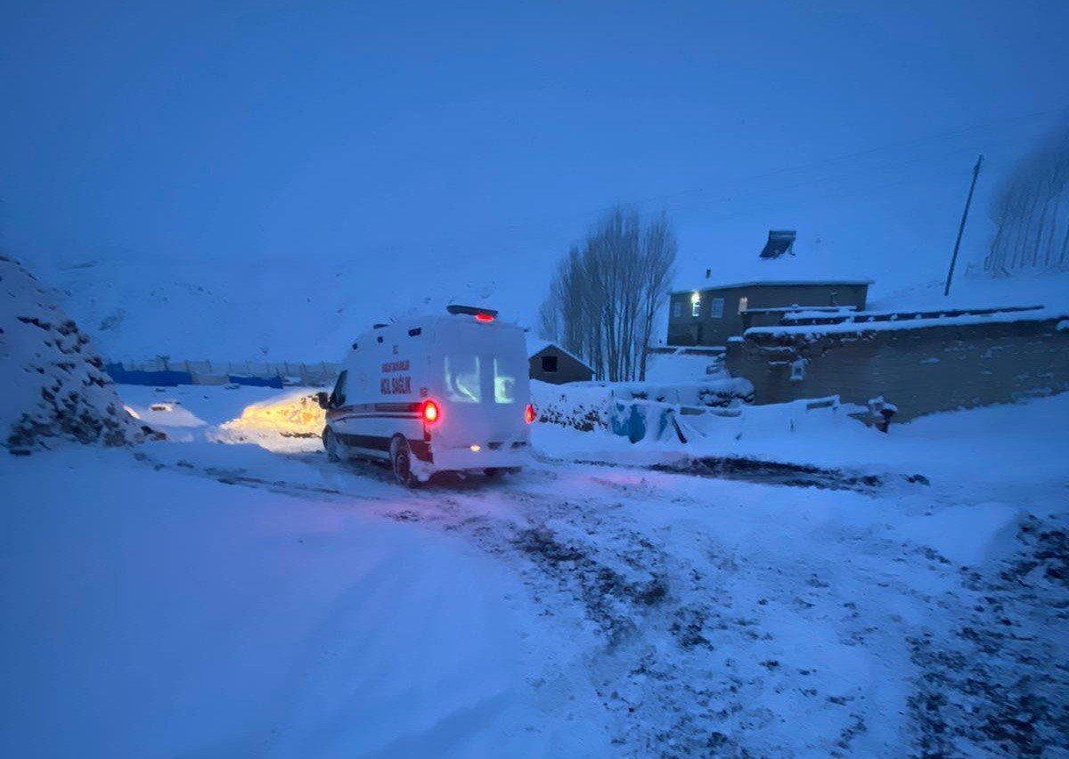 Van’da köyde kardan mahsur kalan hamile kadın hastaneye ulaştırıldı