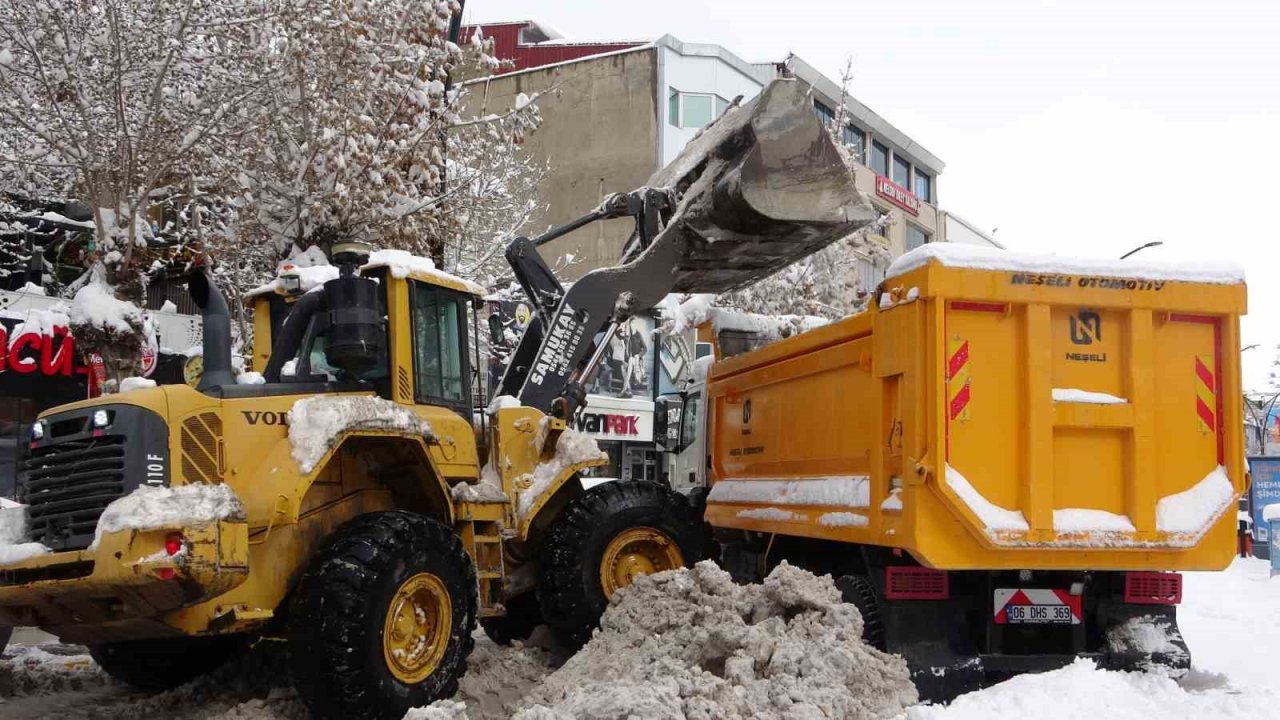 Van’da 83 yerleşim yerinin yolu kardan kapandı