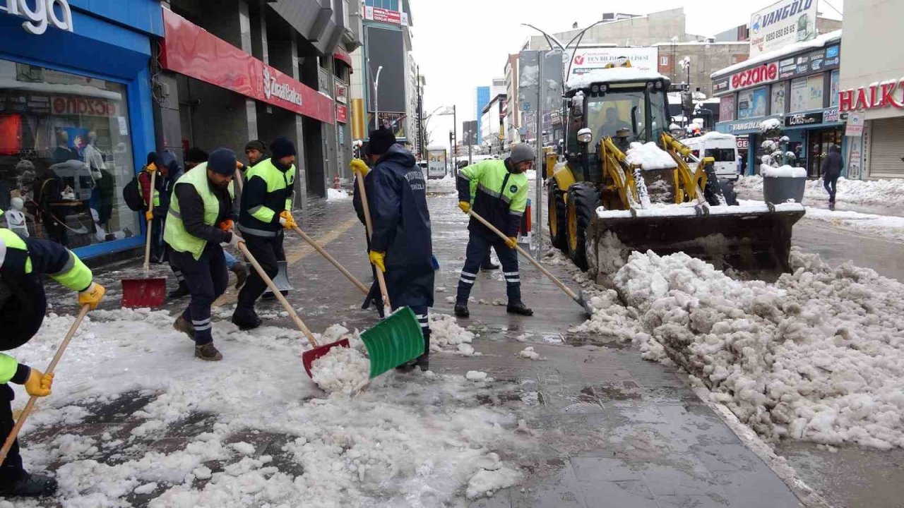 Van’da 83 yerleşim yerinin yolu kardan kapandı