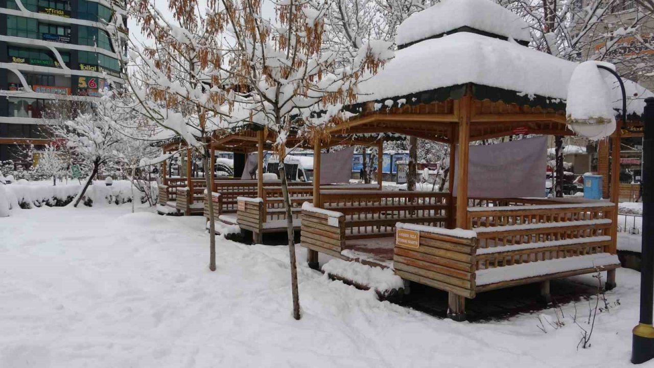 Van’da 83 yerleşim yerinin yolu kardan kapandı