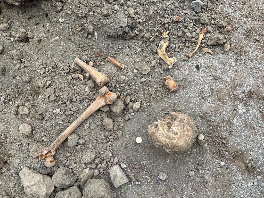 Temel kazısında insan kemikleri çıkan okulun inşaatı durduruldu
