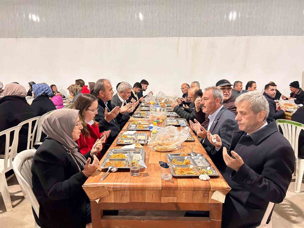 AK Partili Şahin Tin, Acıpayamlılarla iftar sofrasında buluştu.