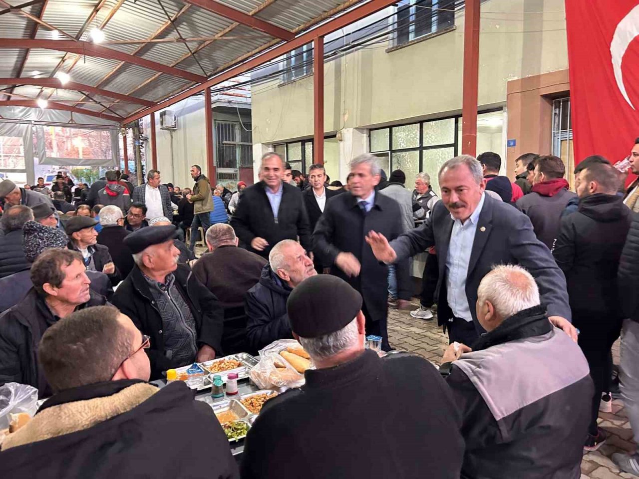 AK Partili Şahin Tin, Acıpayamlılarla iftar sofrasında buluştu.
