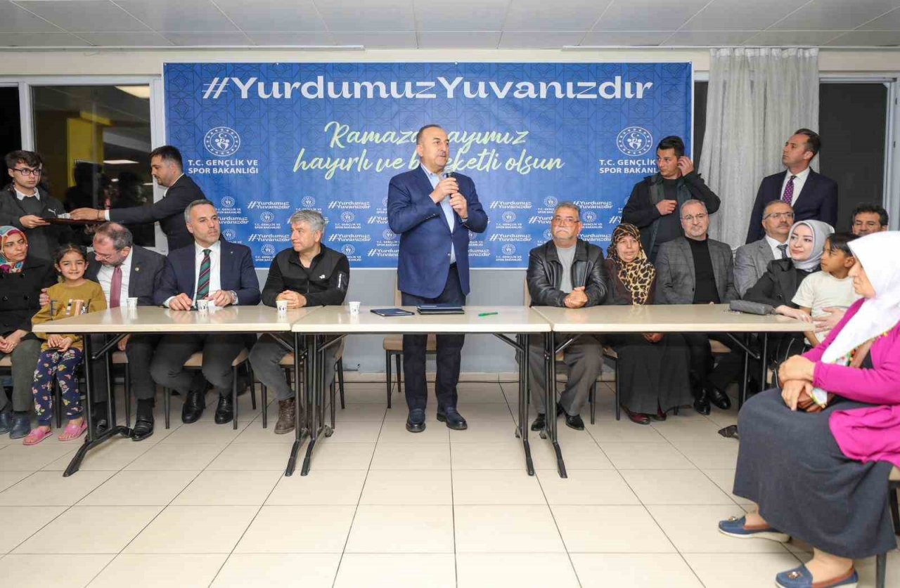 Bakan Çavuşoğlu, depremzedelerle gençlerle sahur yaptı