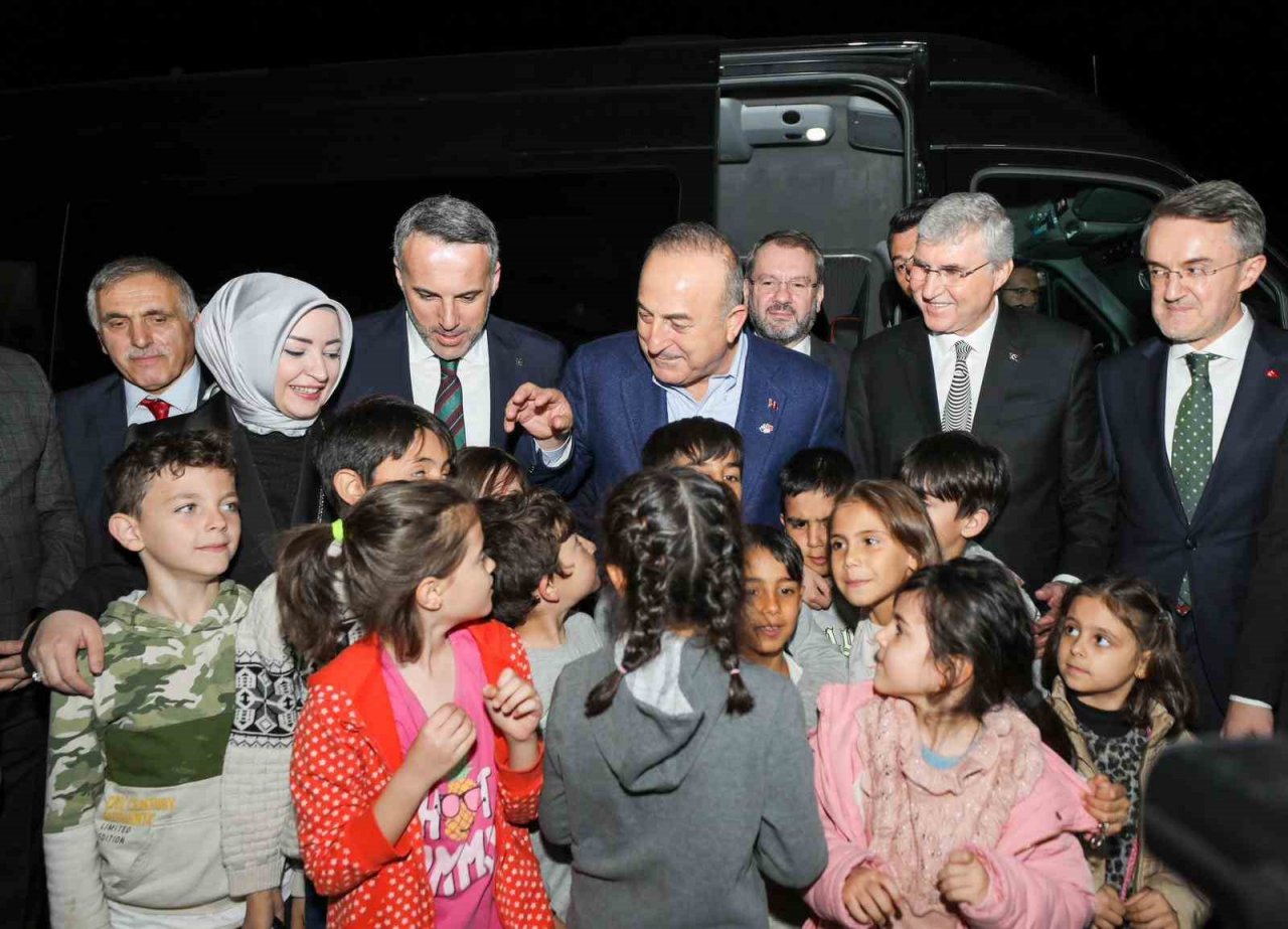 Bakan Çavuşoğlu, depremzedelerle gençlerle sahur yaptı