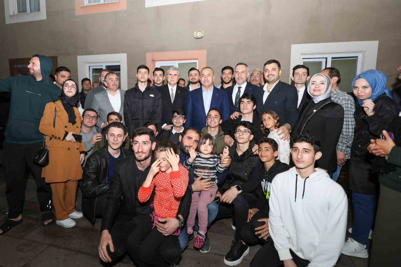 Bakan Çavuşoğlu, depremzedelerle gençlerle sahur yaptı