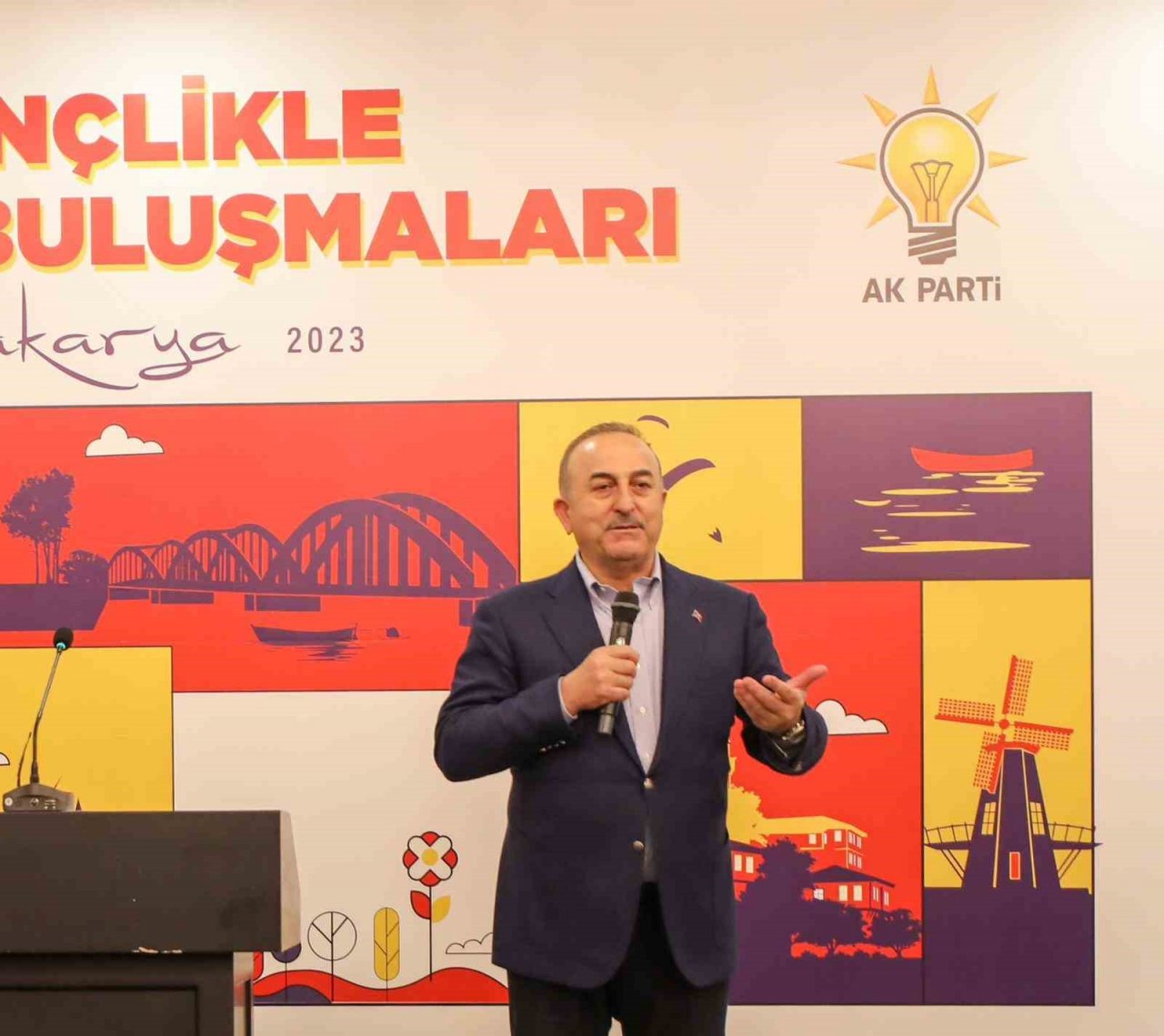 Bakan Çavuşoğlu, depremzedelerle gençlerle sahur yaptı