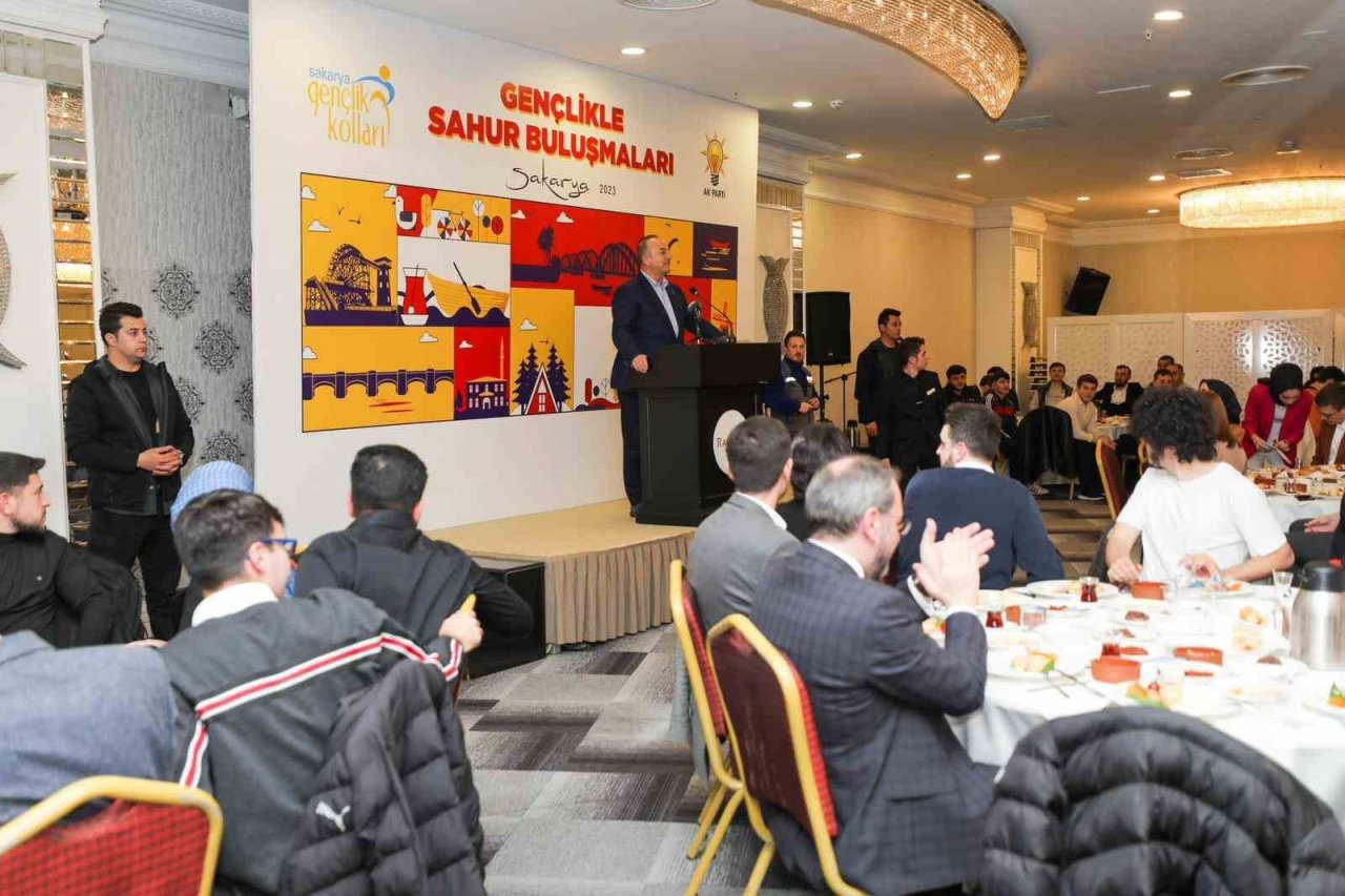 Bakan Çavuşoğlu, depremzedelerle gençlerle sahur yaptı