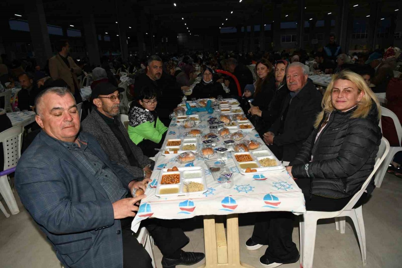 Lapseki Belediyesi 4 bin kişilik iftar verdi