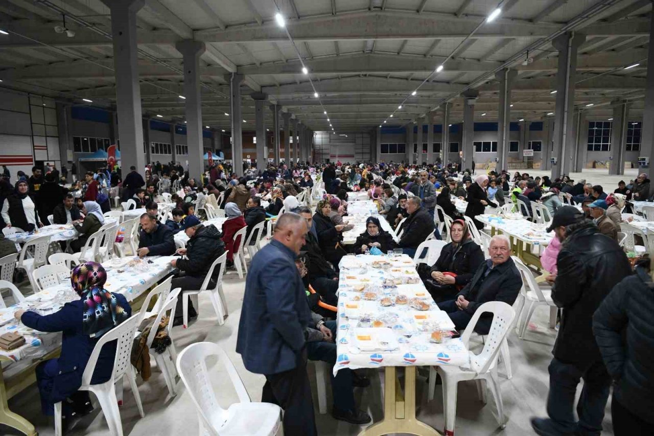 Lapseki Belediyesi 4 bin kişilik iftar verdi