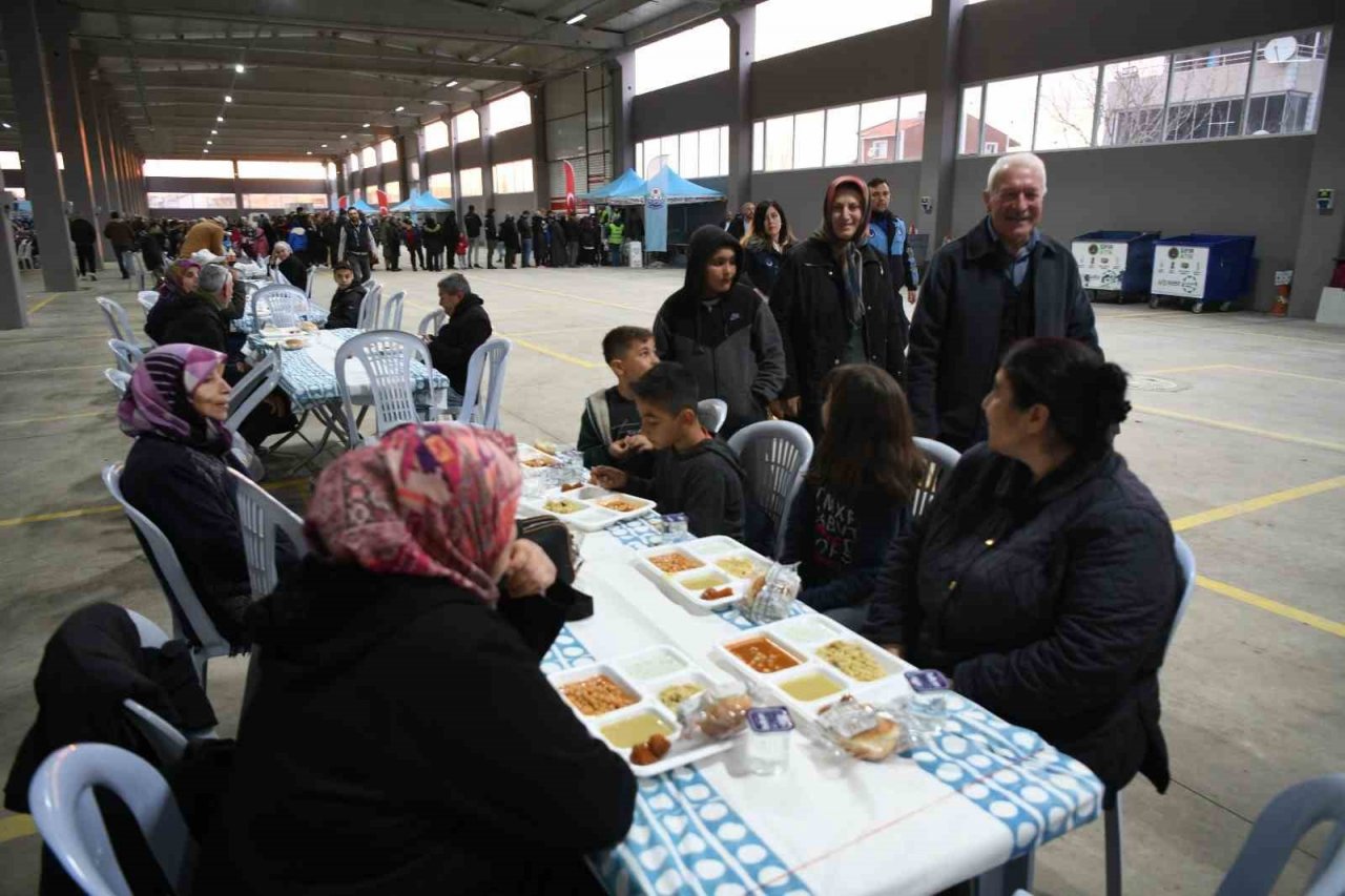 Lapseki Belediyesi 4 bin kişilik iftar verdi