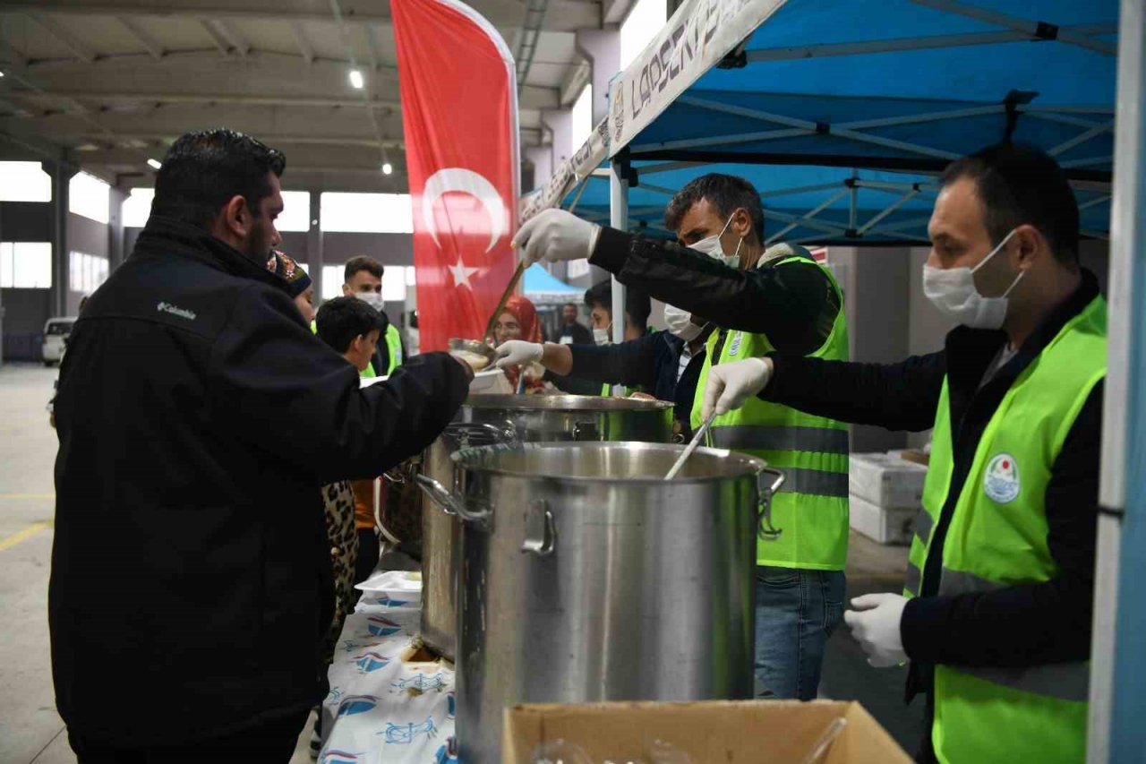 Lapseki Belediyesi 4 bin kişilik iftar verdi