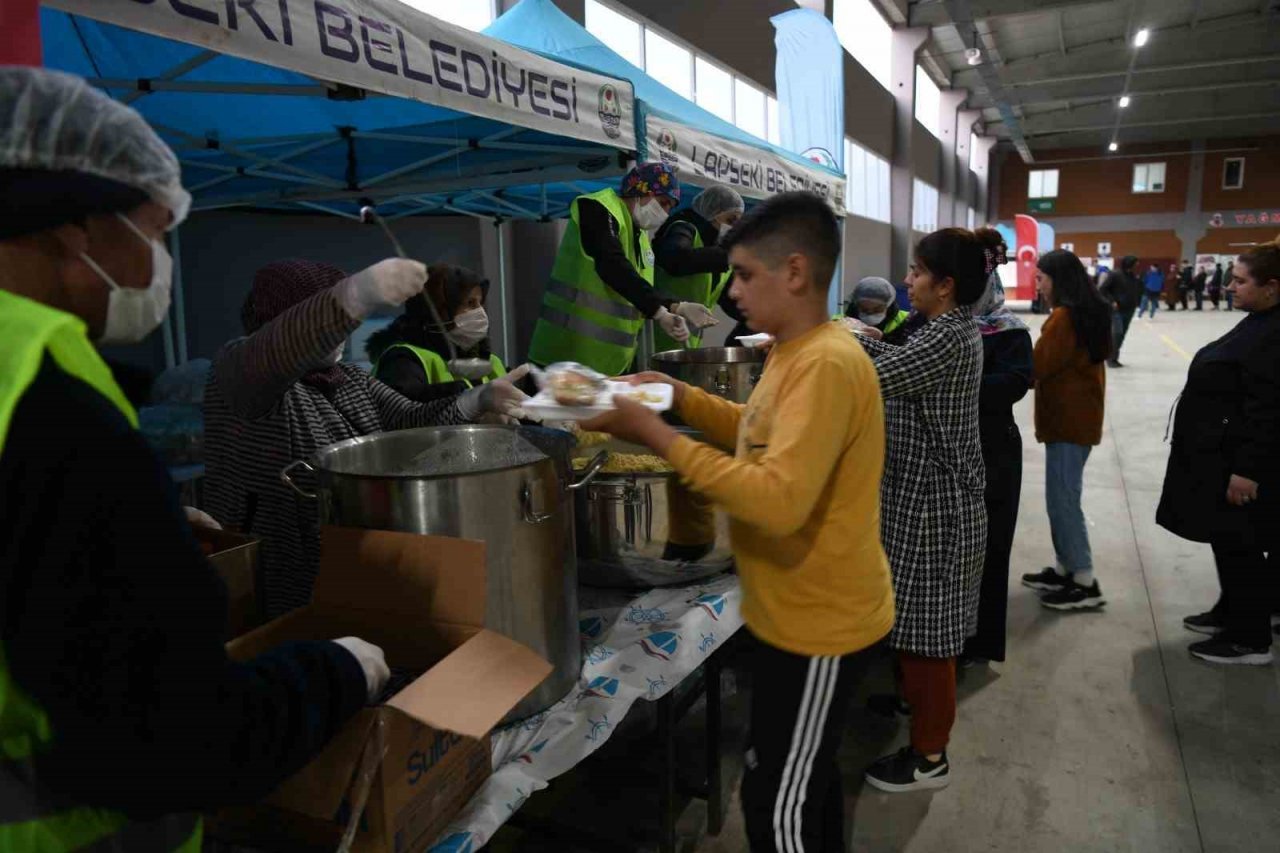 Lapseki Belediyesi 4 bin kişilik iftar verdi