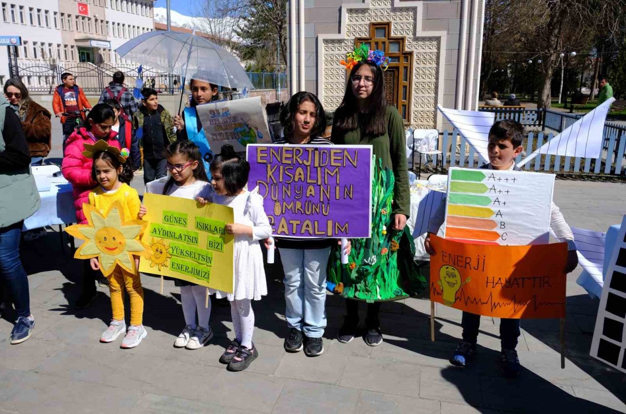 ’’Geleceğe Enerjin Kalsın” isimli uluslararası eTwinning projesi renkli görüntüler oluşturdu