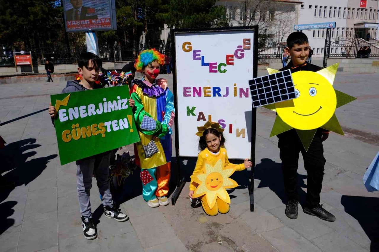 ’’Geleceğe Enerjin Kalsın” isimli uluslararası eTwinning projesi renkli görüntüler oluşturdu