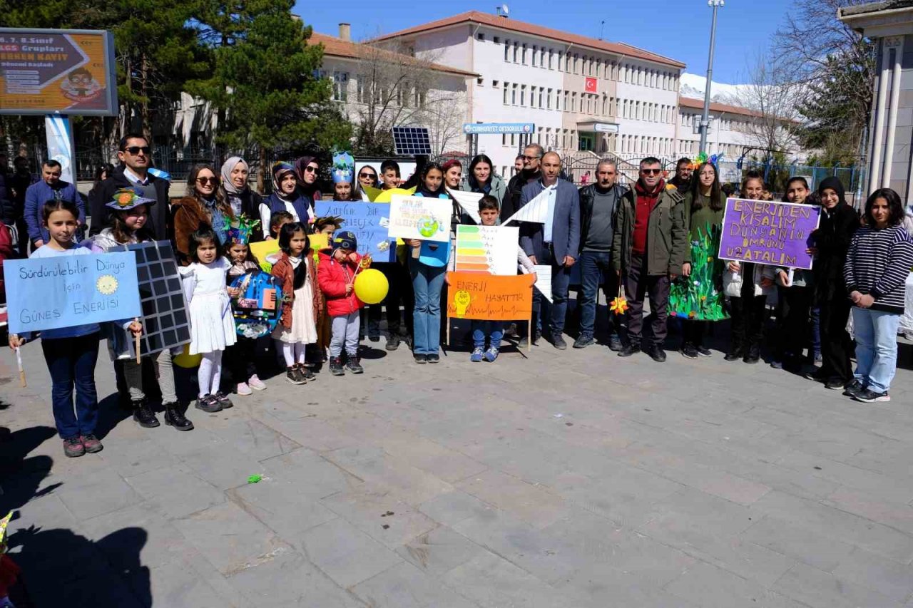 ’’Geleceğe Enerjin Kalsın” isimli uluslararası eTwinning projesi renkli görüntüler oluşturdu