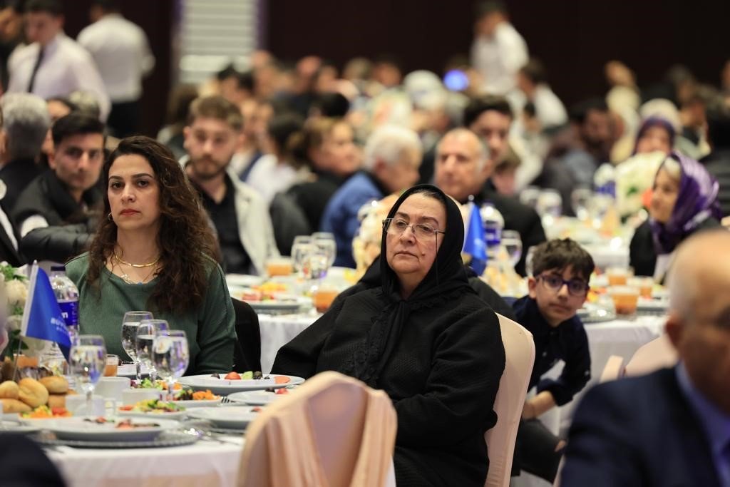 Ekrem İmamoğlu, şehit yakınları ve gazilerle iftarda bir araya geldi