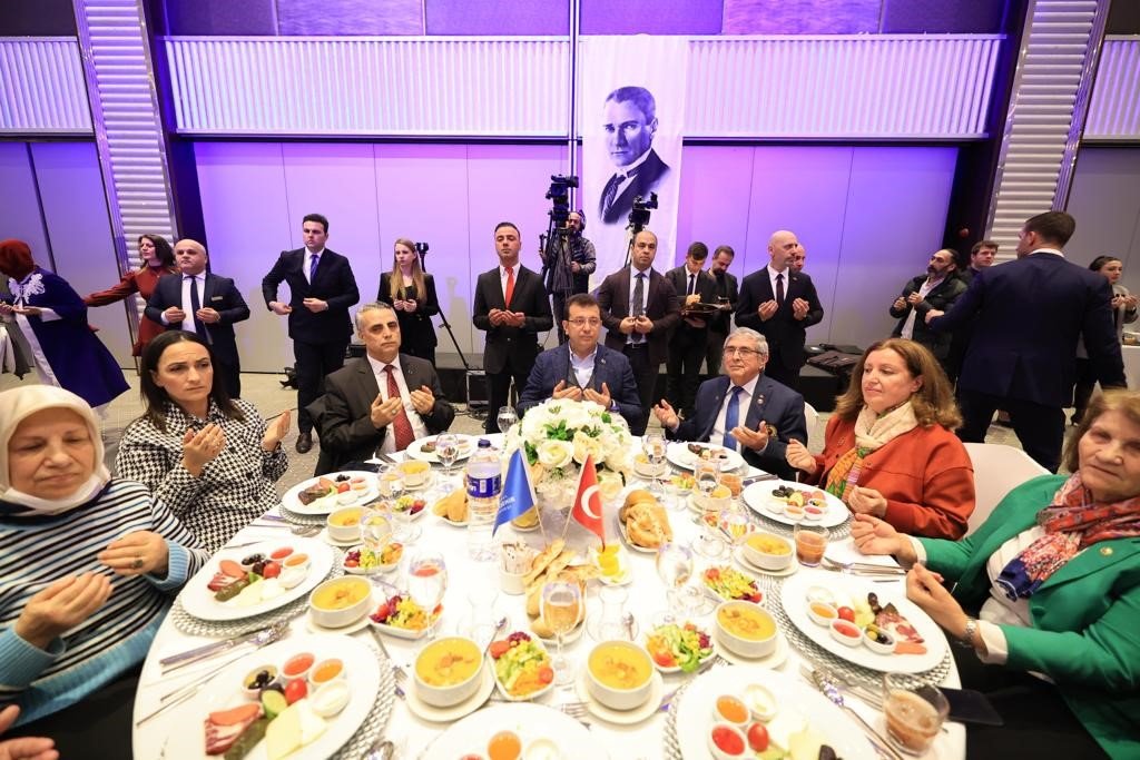 Ekrem İmamoğlu, şehit yakınları ve gazilerle iftarda bir araya geldi