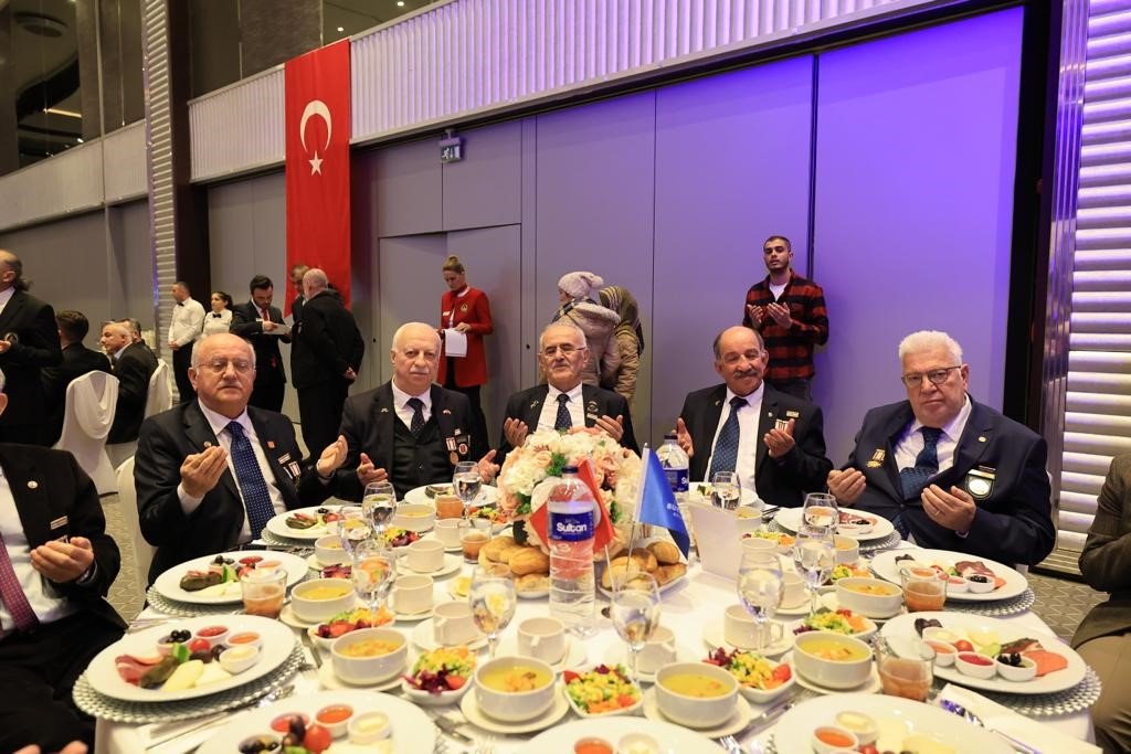 Ekrem İmamoğlu, şehit yakınları ve gazilerle iftarda bir araya geldi