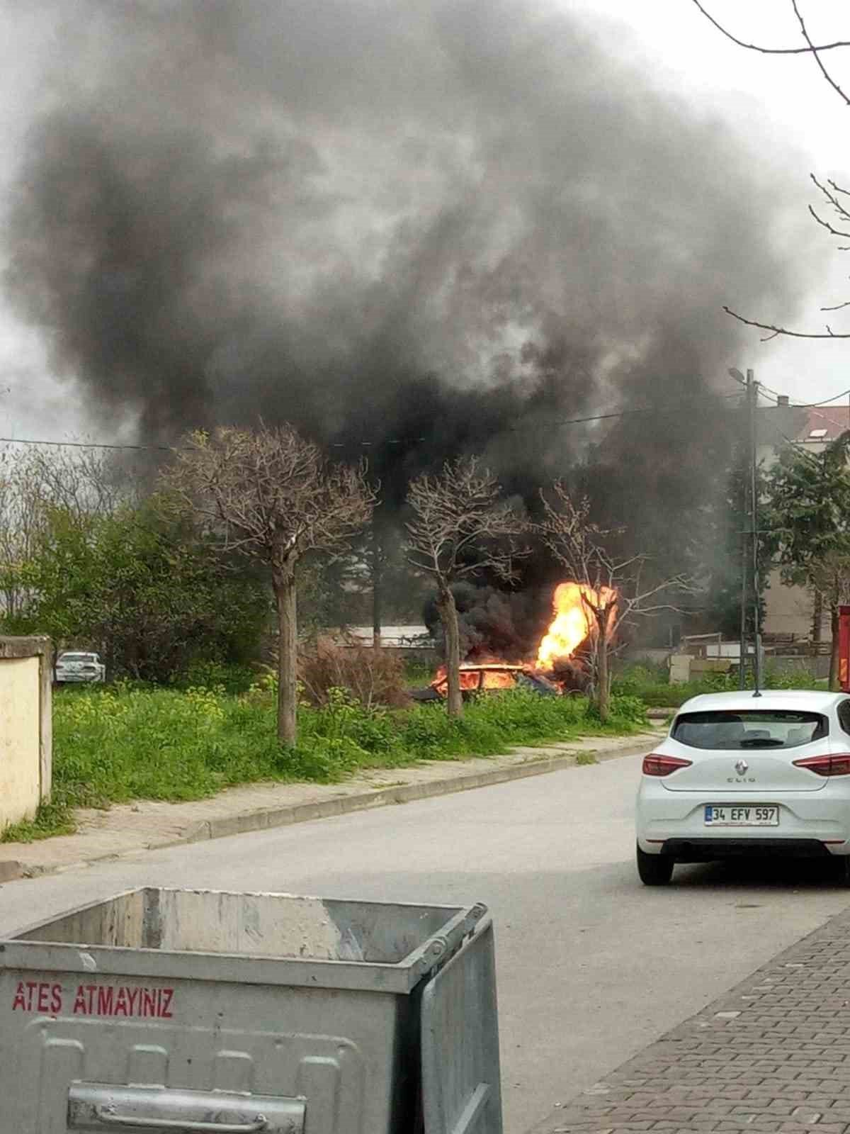 Kartal’da park halindeki araç alevlere teslim oldu