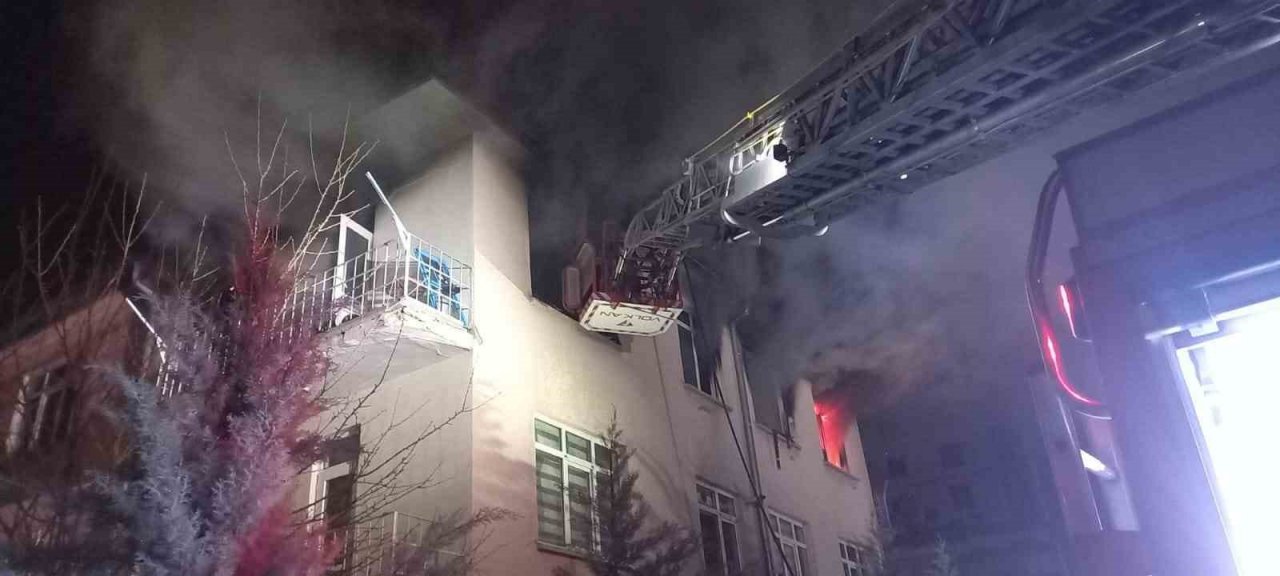 Alevlerin sardığı ev kullanılamaz hale geldi