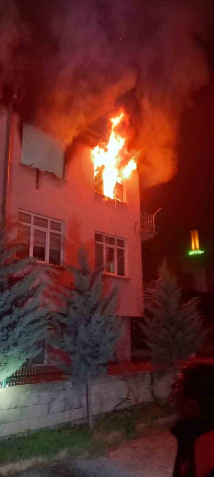 Alevlerin sardığı ev kullanılamaz hale geldi