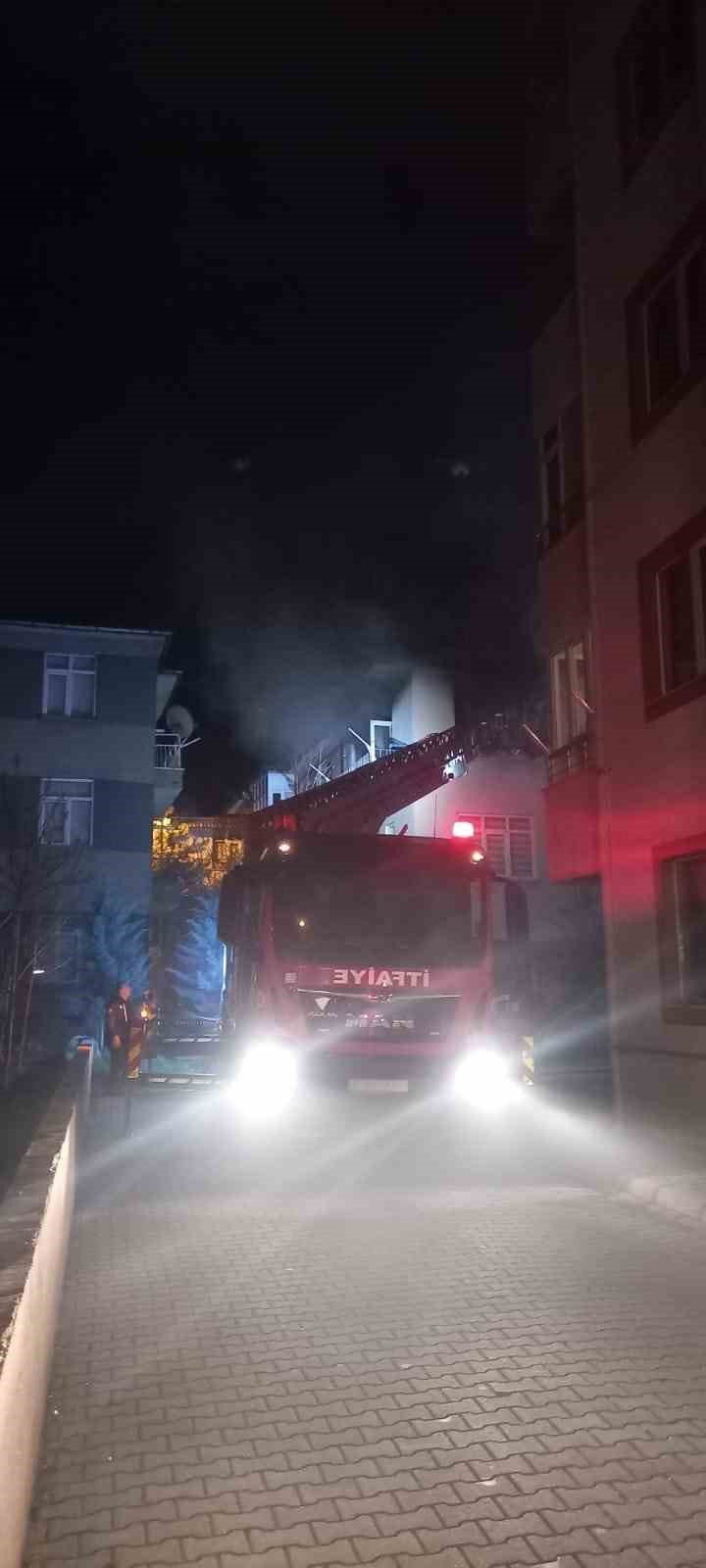 Alevlerin sardığı ev kullanılamaz hale geldi