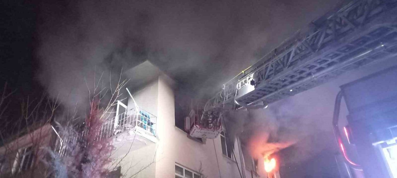 Alevlerin sardığı ev kullanılamaz hale geldi