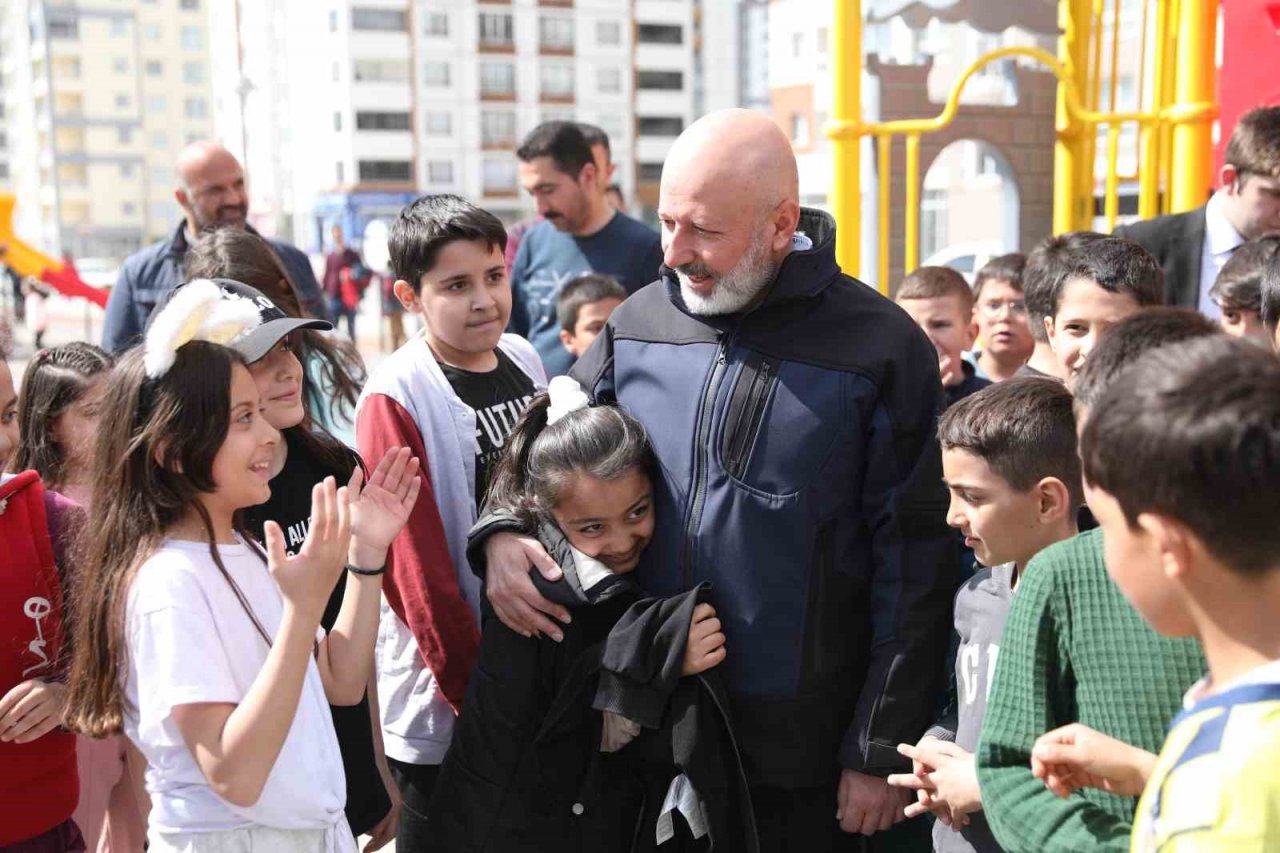 Başkan Çolakbayrakdar’ın Çocuk Sevgisi