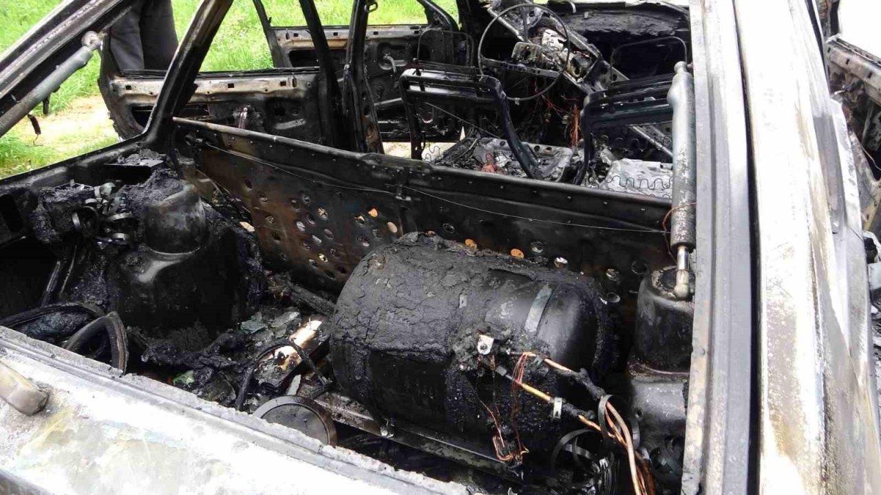 Kartal’da park halindeki araç alevlere teslim oldu