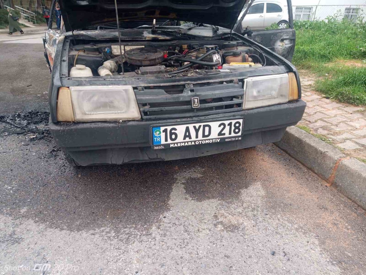 Kartal’da park halindeki araç alevlere teslim oldu