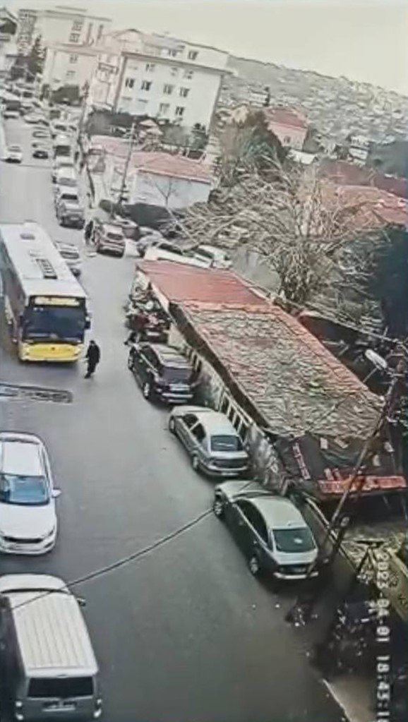 Beykoz’da vatandaşa İETT otobüsü çarptı, yakını otomobil ile kalabalığa daldı