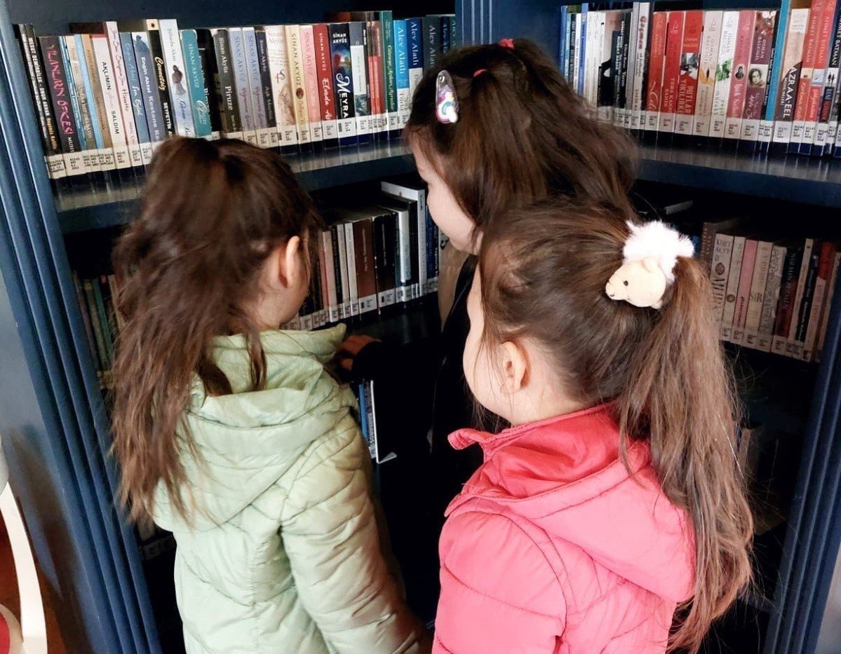Minik öğrencilerin kütüphane heyecanı