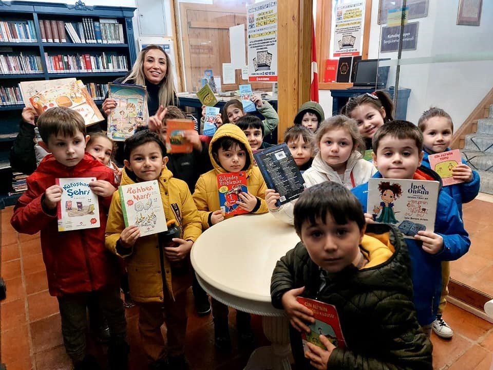Minik öğrencilerin kütüphane heyecanı