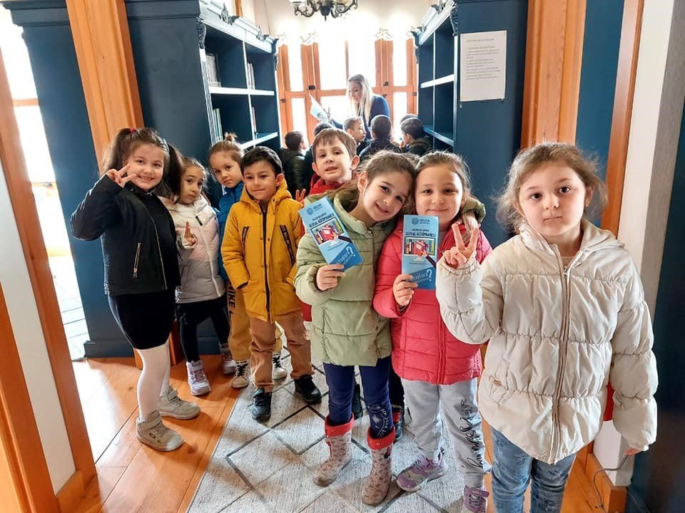 Minik öğrencilerin kütüphane heyecanı