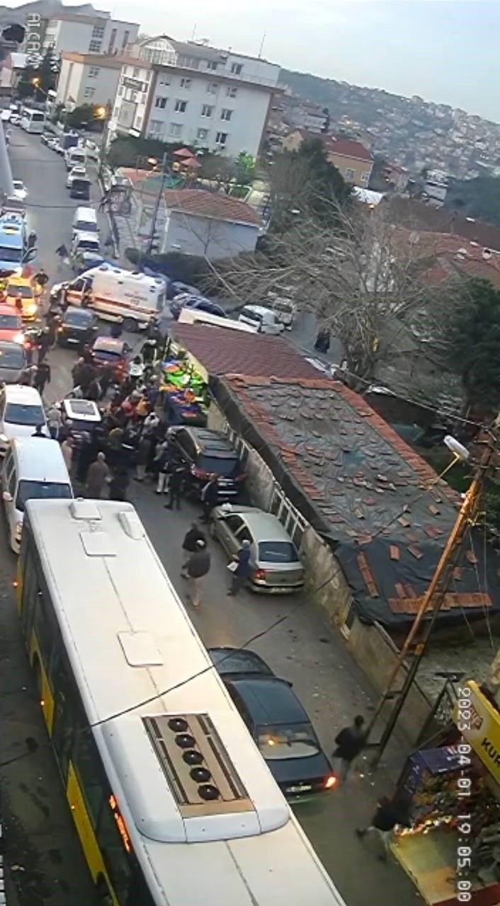 Beykoz’da vatandaşa İETT otobüsü çarptı, yakını otomobil ile kalabalığa daldı