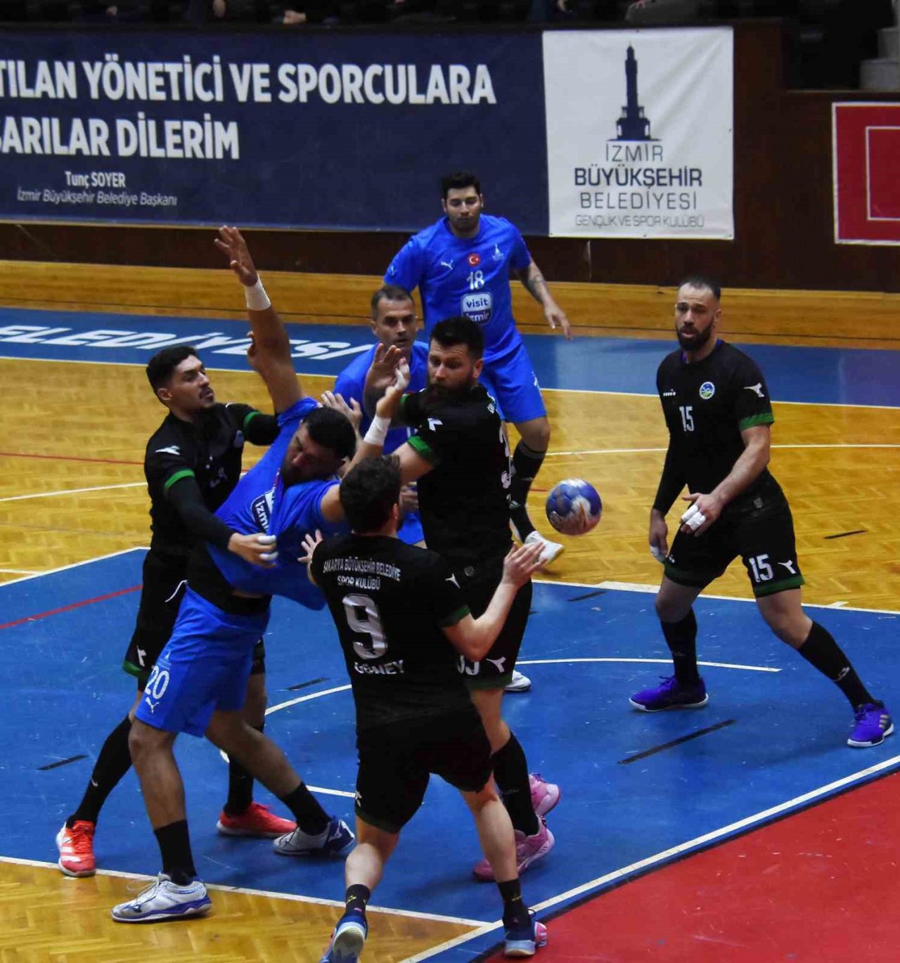 Sakarya’nın hentbol takımı İzmir’den galibiyetle dönüyor