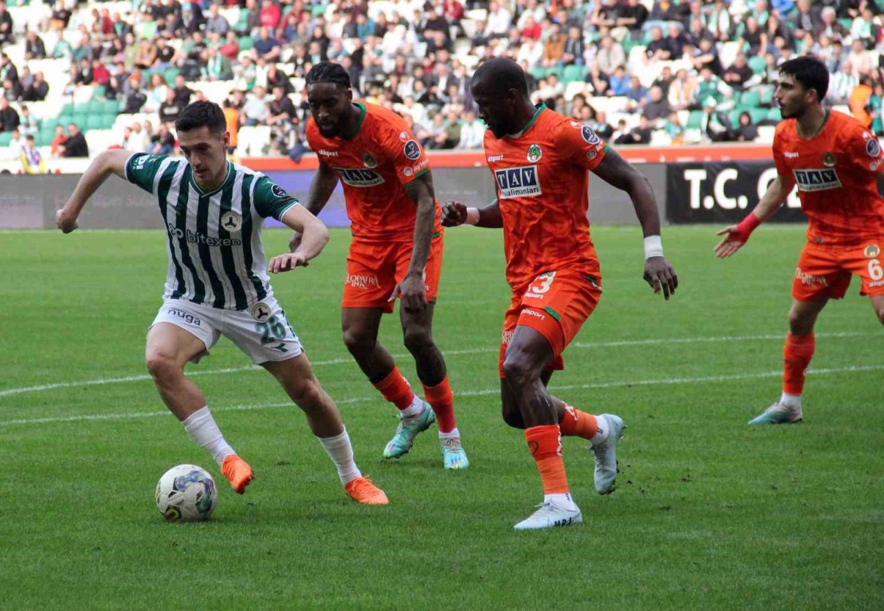 Spor Toto Süper Lig: Giresuspor: 0 - Corendon Alanyaspor: 1 (İlk yarı)