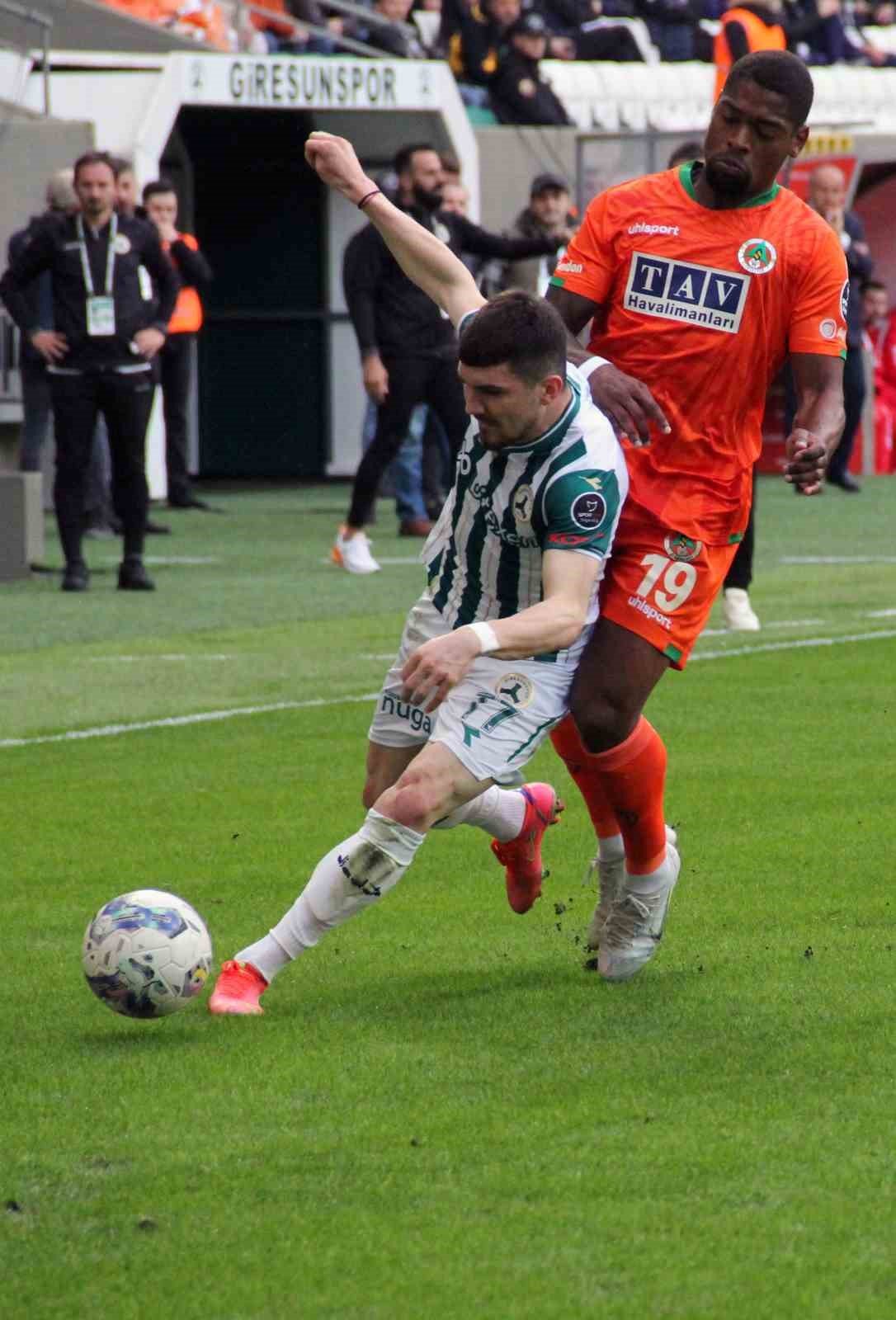 Spor Toto Süper Lig: Giresuspor: 0 - Corendon Alanyaspor: 1 (İlk yarı)