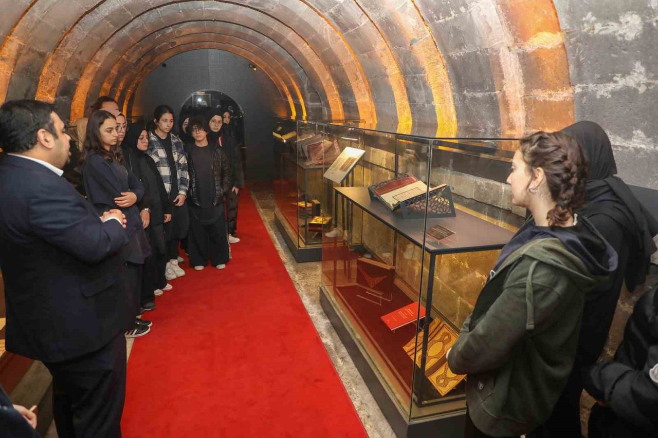 Kur’an Ayında Kur’an Sergisine Büyük İlgi