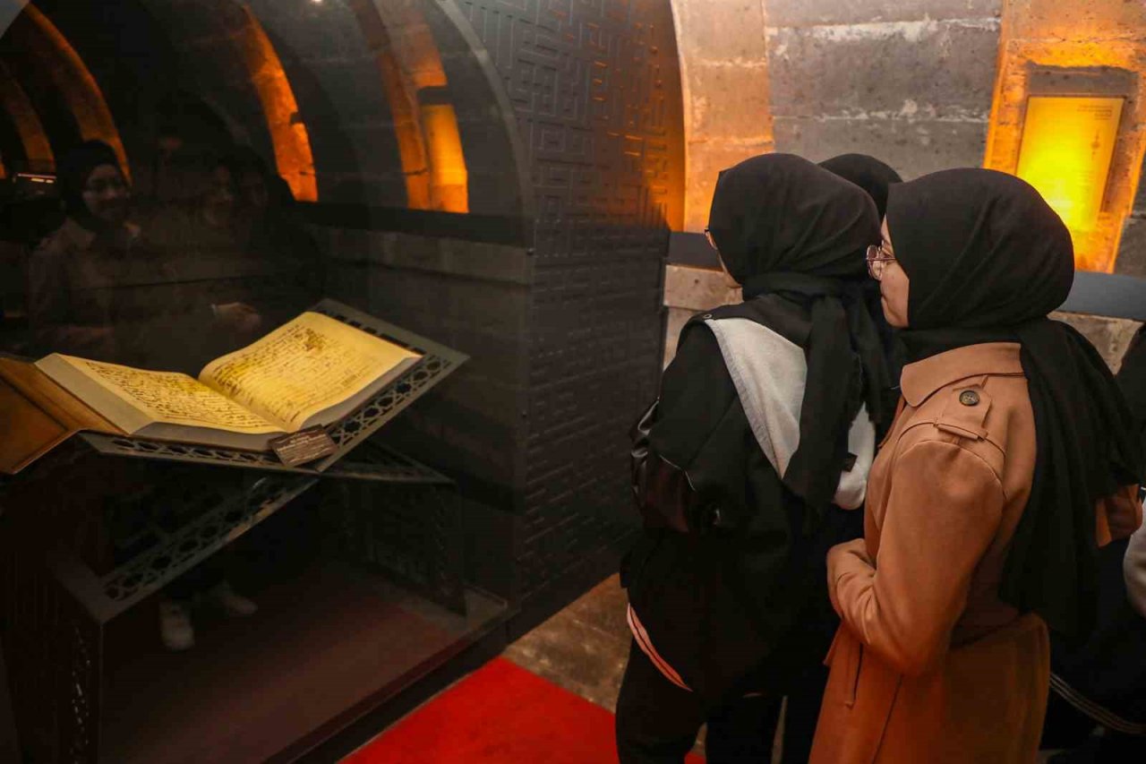 Kur’an Ayında Kur’an Sergisine Büyük İlgi